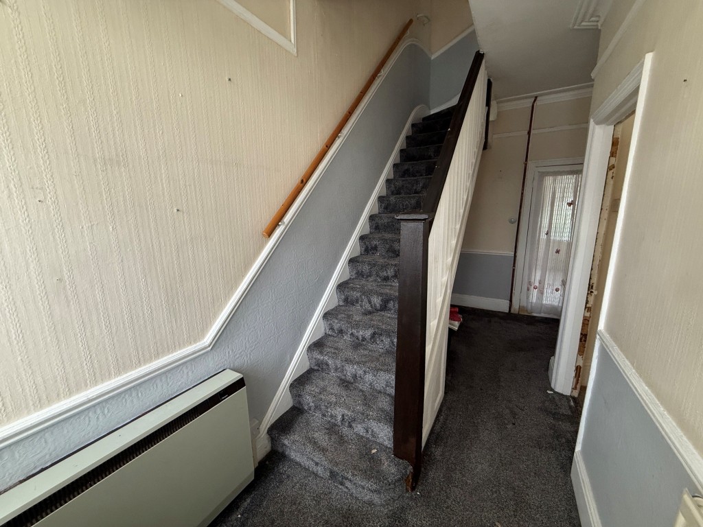 Lot: 142 - THREE-BEDROOM MID-TERRACE HOUSE FOR IMPROVEMENT - Entrance hall